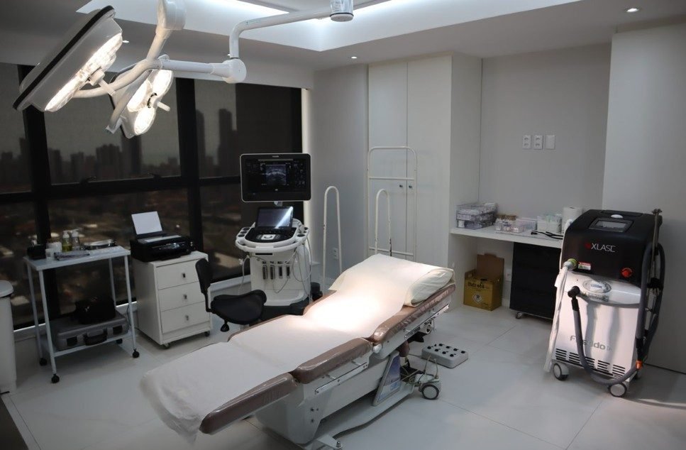 Sala de procedimentos da Angiocentro com foco cirúrgico, maca, ultrassom e laser