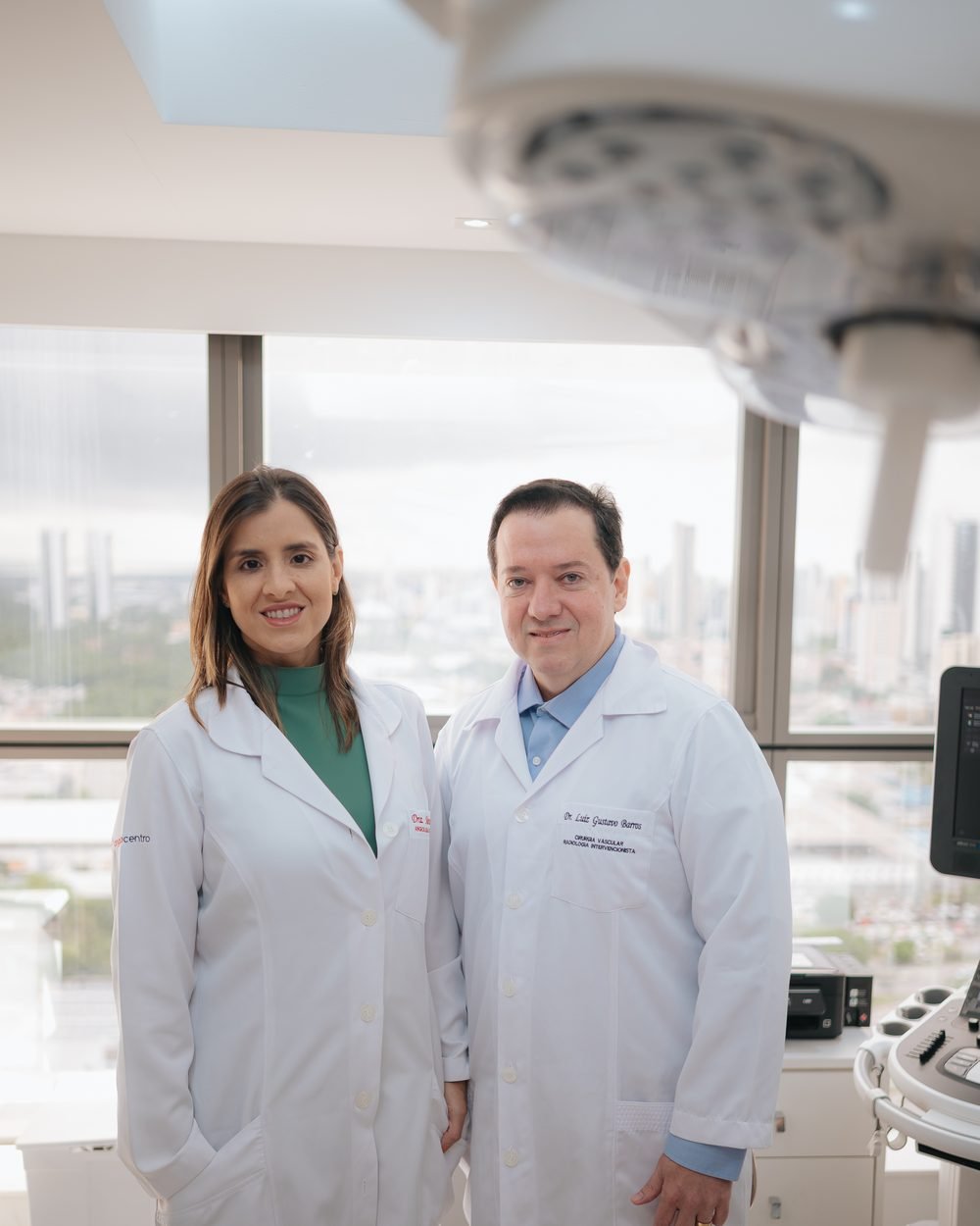 Dr. Luiz Gustavo e Dra. Marcela, especialistas da Angiocentro, na sala de exames