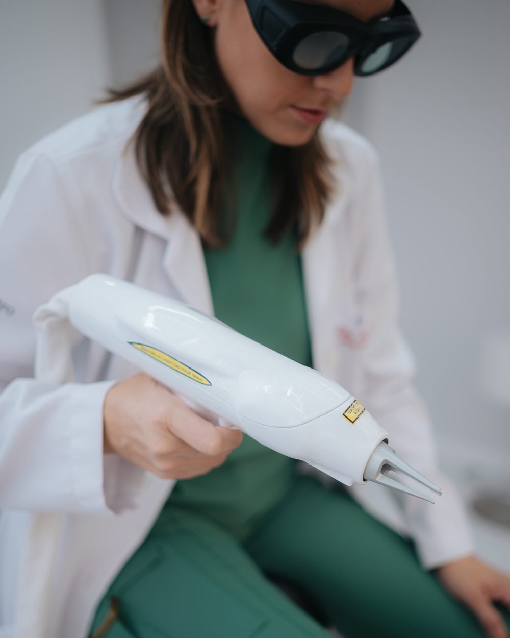 Médica da Angiocentro aplicando o laser transdérmico durante um tratamento vascular